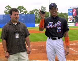 Shinjo receives rookie of training camp award